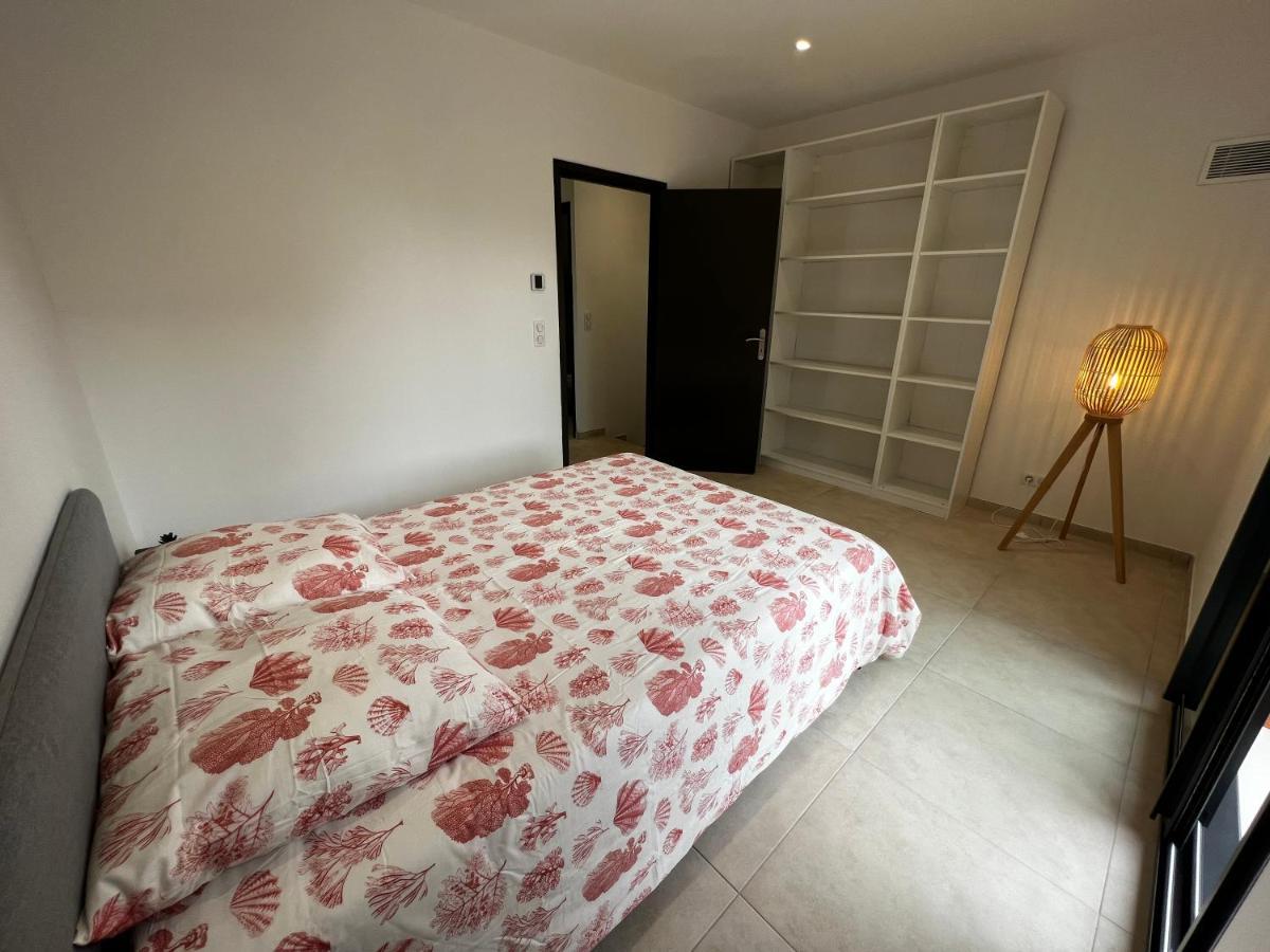 Moderne Avec Piscine Et Parking A Villa *
