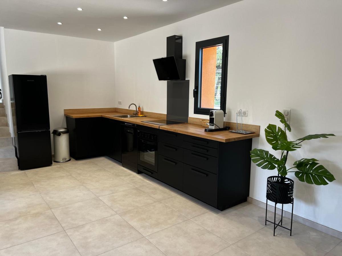 Moderne Avec Piscine Et Parking A Villa *